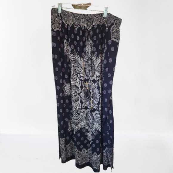 (305) CB Established 1962, Woman's Patterned Skirt, Size: L Color Blue w/ White - Picture 11 of 16